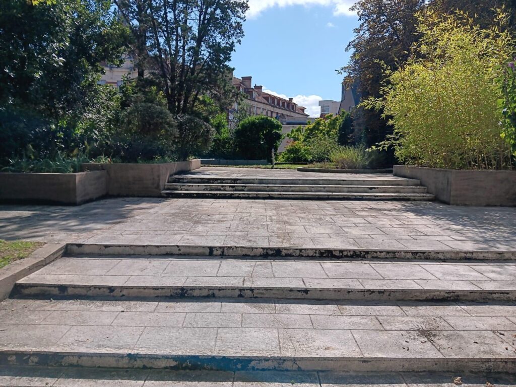 Entretien des espaces verts pour syndics et copropriétés à Nantes copro entretien jardin nantes