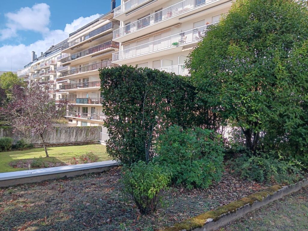 Entretien des espaces verts pour syndics et copropriétés à Nantes copro taille haie nantes
