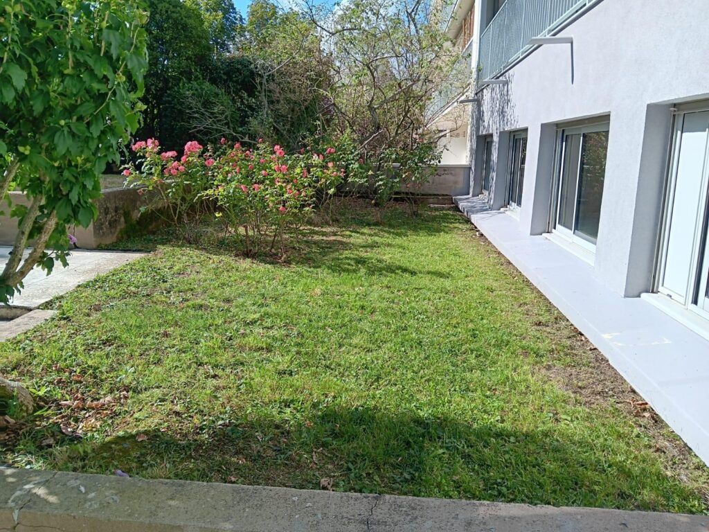 Entretien des espaces verts pour syndics et copropriétés à Nantes copro tonte pelouse nantes