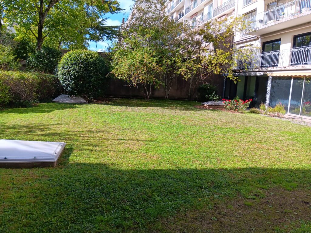 Entretien des espaces verts pour syndics et copropriétés à Nantes tonte copro nantes